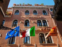 Hotel A La Commedia