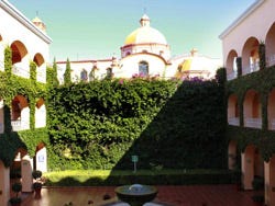 Casa Real Hotel & Suites